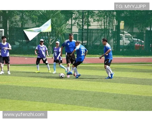 激烈的足球比赛中展现团队精神与个人技术的完美结合